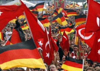 AKP, Türkiye’de mülklü Avrupa’da sosyalli Türkleri zora soktu..