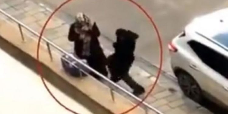 Eşini tekmeleyen koca kendini savundu: Yavaş yürüyordu..