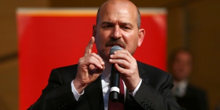 Soylu’dan mafyatik söylemler: Uyuşturucu satıcılarının ayaklarını kırın, suçu bana atın..