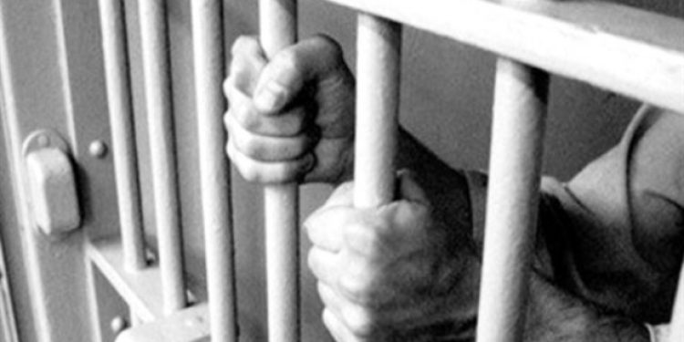 Cezaevlerinde tek tip kıyafetle ilgili gerilim yaşanıyor..