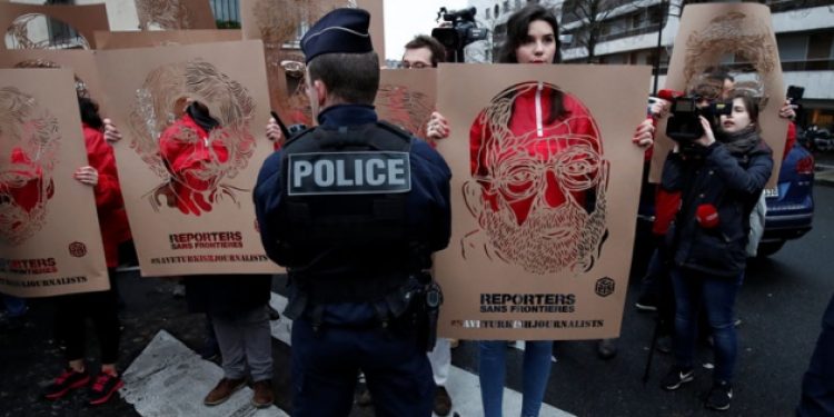 Erdoğan, Paris’te protestoyla karşılandı