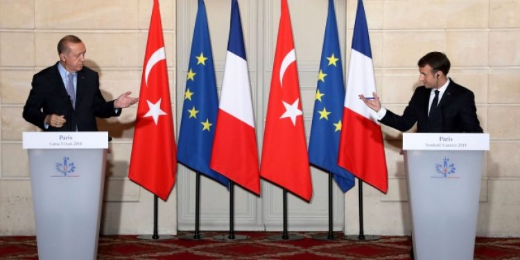 Gazeteciden Erdoğan’a: Suriye’deki gruplara silah göndermediniz mi?