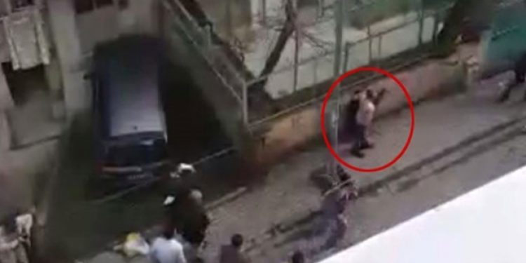 Kızının boğazına bıçak dayadı; sopalarla dayak yedi..