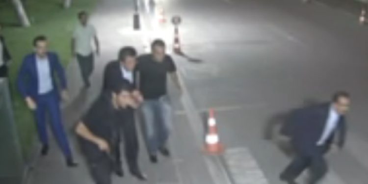 Bakan Zeybekçi’nin silah açıklamasını yalanlayan görüntüler ortaya çıktı..