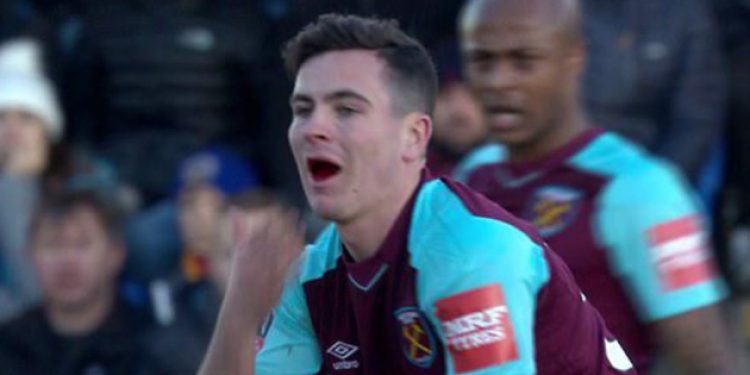 Genç futbolcunun dişleri sahaya döküldü!