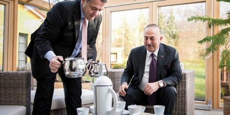 “Deniz Yücel, Erdoğan’ın kişisel rehinesi olarak tutuluyor”