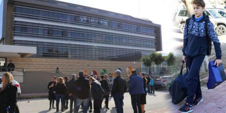 Öğrenciler dersteyken okula haciz geldi