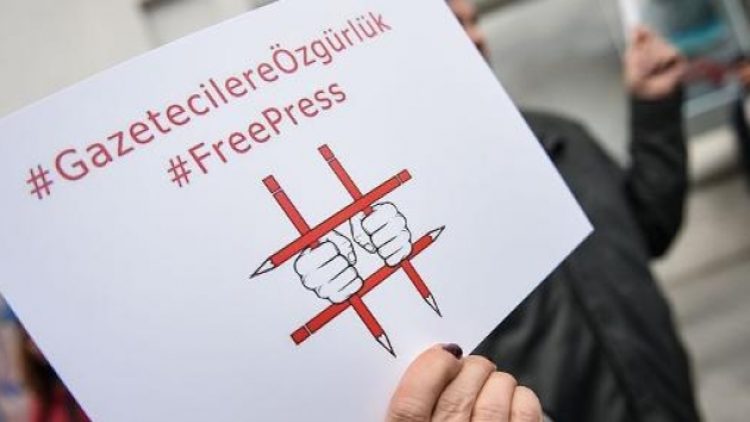 14 Fransız gazeteci Türkiye’den 14 gazeteciyi evlat edindi