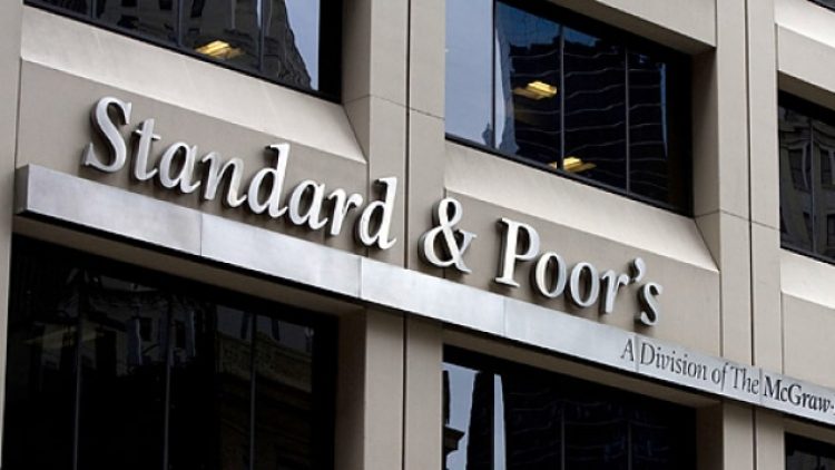 S&P’den Türkiye notunu negatife düşürdü