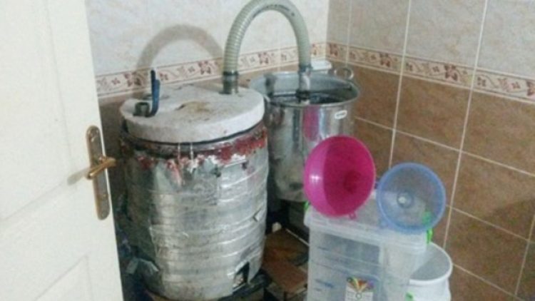 ​Viski üreten emekli öğretim görevlisine gözaltı