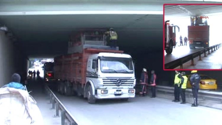 Alt geçide sıkışan kamyon trafiği felç etti
