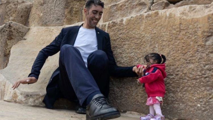 En uzun adam en kısa kadınla buluştu