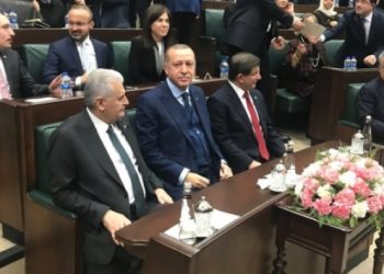 AKP grubunda oturma düzeni dikkat çekti
