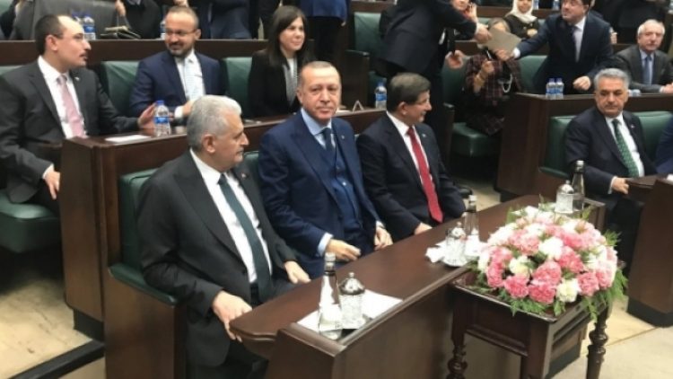 AKP grubunda oturma düzeni dikkat çekti