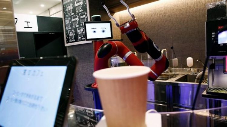 Japonya’da insansı robotların çalıştığı kafe hizmete girdi
