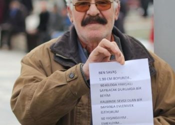 ​ Evleneceği kadını bulmak için caddelere ilan yapıştırıyor