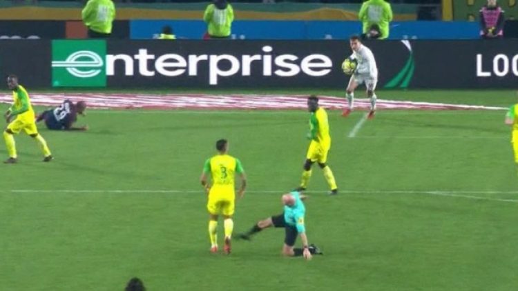 Futbolcuya tekme atan hakemin cezası belli oldu