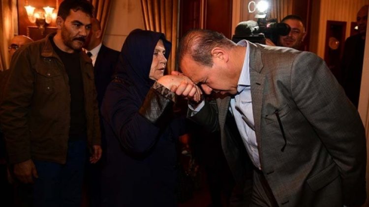 Başkan onun yerine şehit annesinin elini öptü, özür diledi