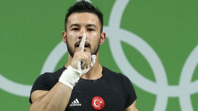 Halterci Daniyar İsmayilov, çatal ile Mehmet Ekinek’e saldırdı