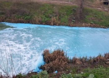 Kocaeli’de dere kimyasal atıklardan dolayı maviye boyandı
