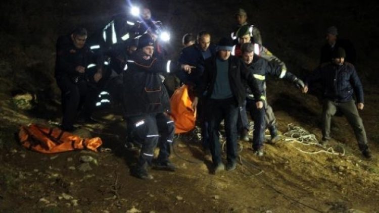 ​Define arayan iki kardeş zehirlenerek öldü