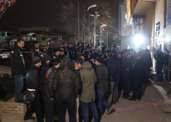 ​Kadroya alınmayan işçiler AKP il binası önünde eylem yaptı