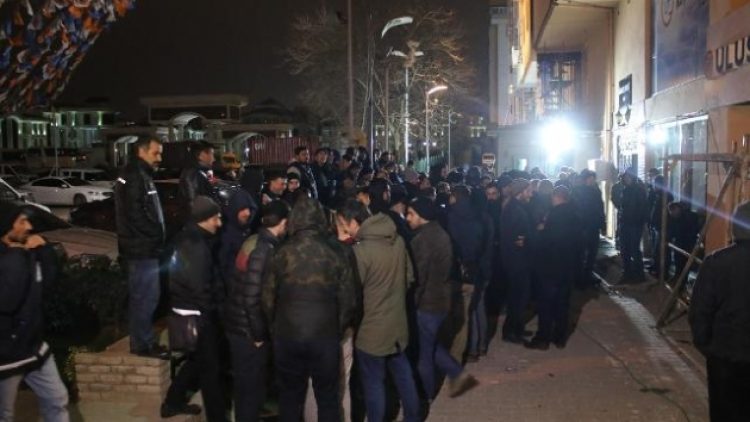 Kadroya alınmayan işçiler AKP il binası önünde eylem yaptı