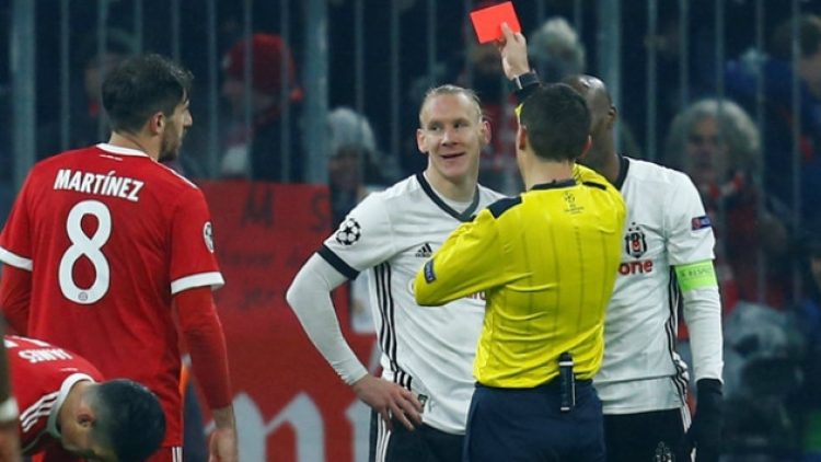 Vida kırmızı kart sonrası ağladı!