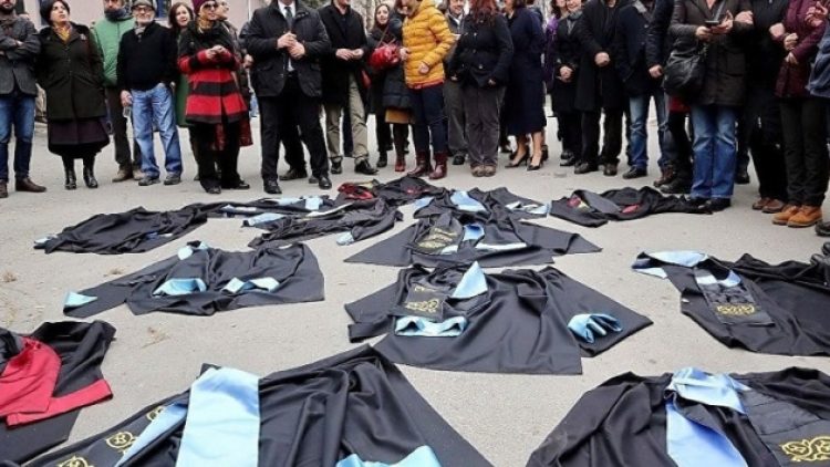 Barış akademisyenlerine verilen idari ceza kaldırıldı