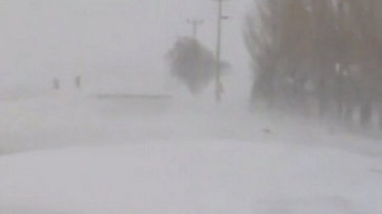 Türkiye’ye geçmeye çalışan 3’ü çocuk 5 kişi donarak öldü