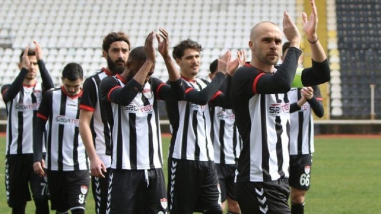Futbolcular antrenmanı boykot etti