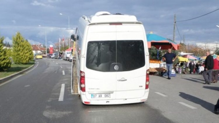 Korsan servisle öğrenci taşırken alkollü yakalandı