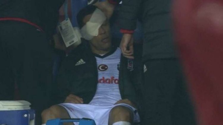 Beşiktaş’ta Adriano maça devam edemedi!