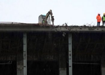 İş makinesi AKM’nin çatısında yıkım başladı