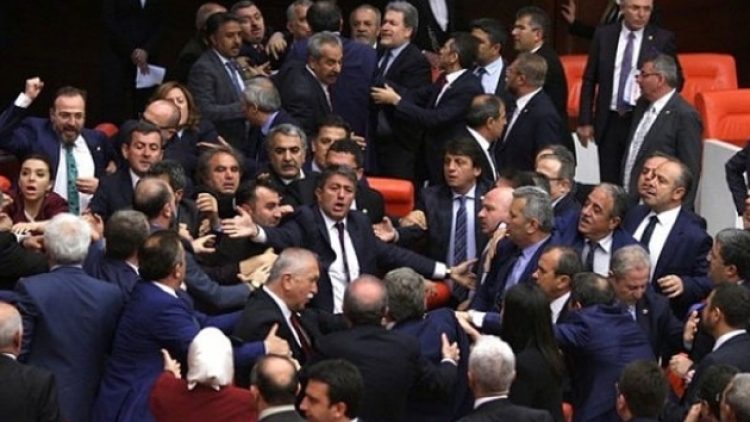 HDP’li vekilleri darp eden AKP’li olunca ceza verilmedi