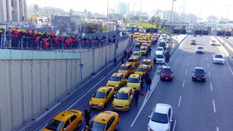 Taksiciler UBER’e karşı adliye önünde eylem yaptı