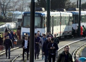 Topkapı’da tramvay yine raydan çıktı