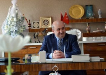 Milli eğitim müdürü, Nurettin Yıldız’ın Kitaplarını okullarda dağıtmış