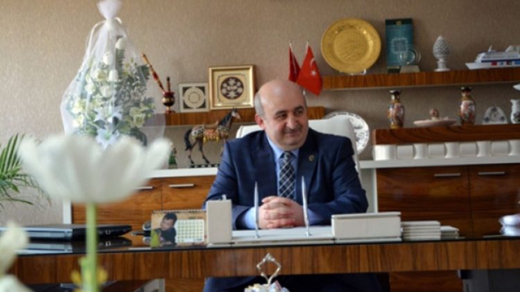 Milli eğitim müdürü, Nurettin Yıldız’ın Kitaplarını okullarda dağıtmış