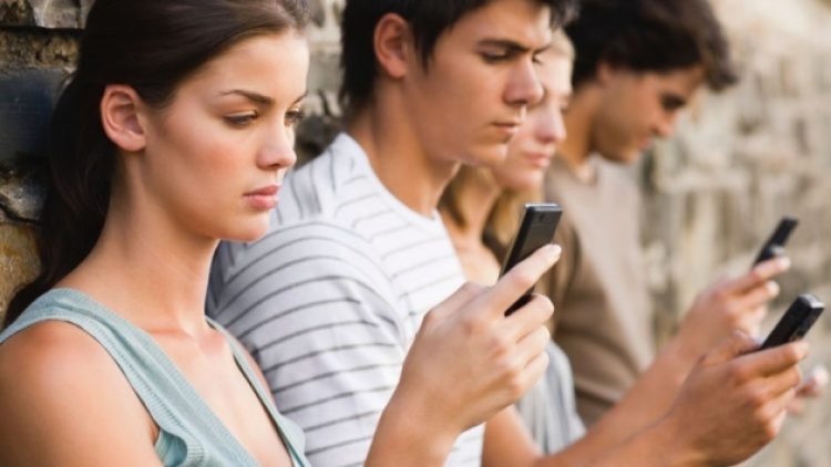 20 saat cep telefonuna bakan kadın ölüm tehlikesi atlattı