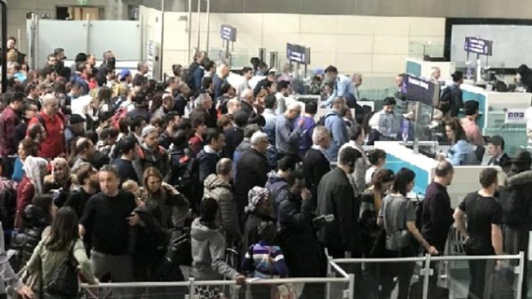 POLNET çökünce Atatürk Havalimanı’nda uzun kuyruklar oluştu