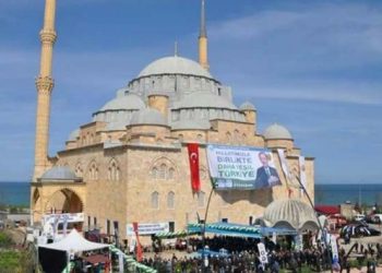 Caminin girişine Erdoğan afişi astılar