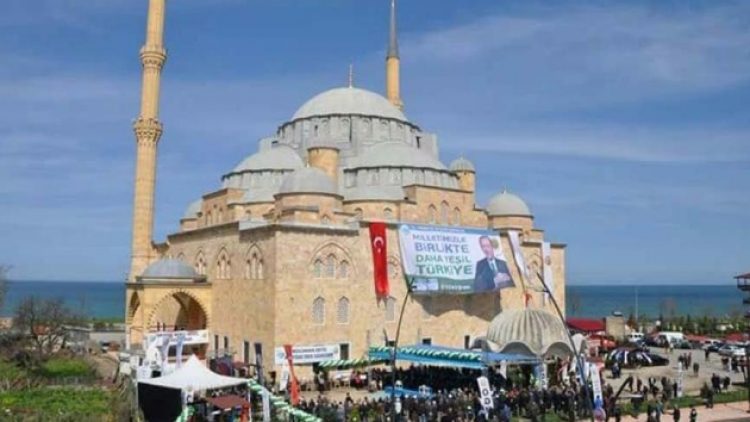 Caminin girişine Erdoğan afişi astılar
