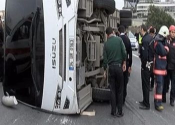 TEM’de çevik kuvvet aracı kaza yaptı: Yaralı polisler var