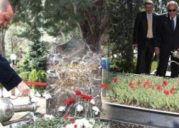 Bahçeli talimat verdi: Türkeş’in mezarı çevrildi, İYİ Partililer sokulmadı!