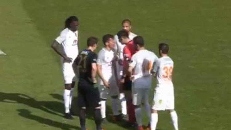 Emre Belözoğlu hakemi fırçaladı!