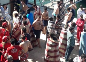 Üniversite öğrencilerini taşıyan tekne battı