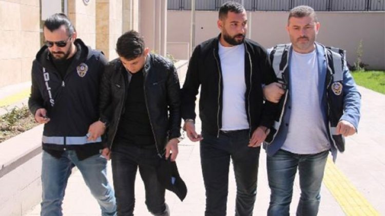 ‘Afrin’den geldik, askeriz’ diyerek çok sayıda kişiyi dolandırdılar