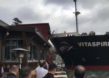 İstanbul Boğazı’nda dümeni kitlenen gemi yalıya çarptı