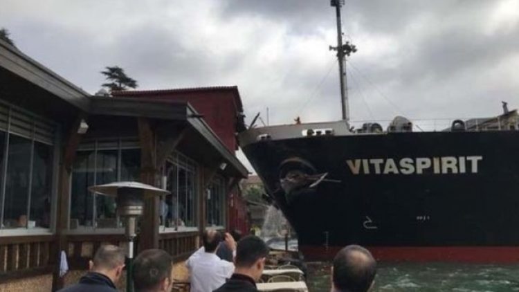 İstanbul Boğazı’nda dümeni kitlenen gemi yalıya çarptı